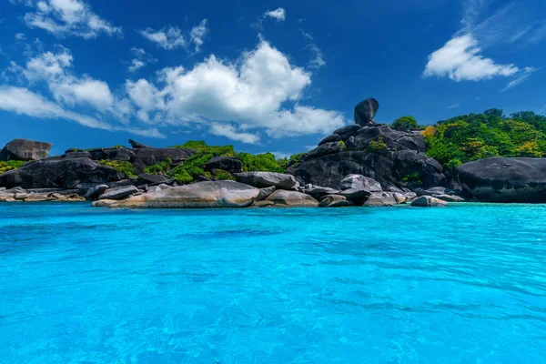 Морська Скеля Білим Піщаним Пляжем Острові Сімілян Провінція Фанг Таїланд — стокове фото
