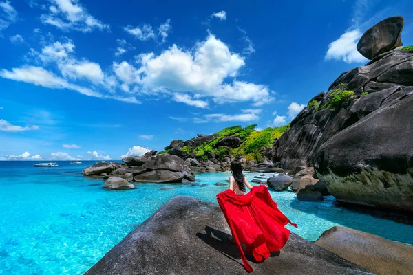 Красива Дівчина Стоїть Скелі Острові Сімілян Таїланд — стокове фото