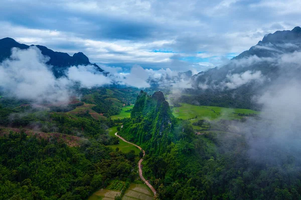 Kalksten Berg Täckta Dimma Vang Vieng Laos — Stockfoto