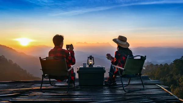 ロマンチックなカップルは屋外でキャンプし 日の出のキャンプ中にカメラで写真を撮る チェンマイのドイ ルアン チェンマイ ダオ山 — ストック写真