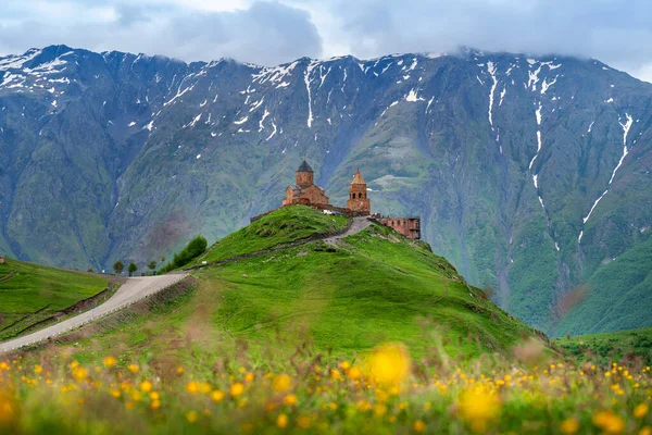 stock image Gergeti Trinity Church (Tsminda Sameba) in Kazbegi, Georgia.