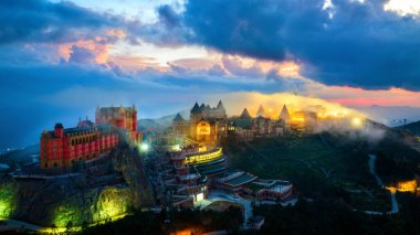 Bana tepelerindeki Fransız köyünün hava manzarası, Da nang, Vietnam.