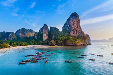 Tayland, Krabi 'de uzun kuyruklu teknesi olan Railay plajı..
