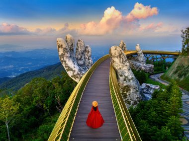 Danang Vietnam 'daki Golden Bridge' de yürüyen bir turist..