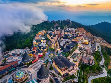 Bana tepelerindeki Fransız köyünün hava manzarası, Da nang, Vietnam.