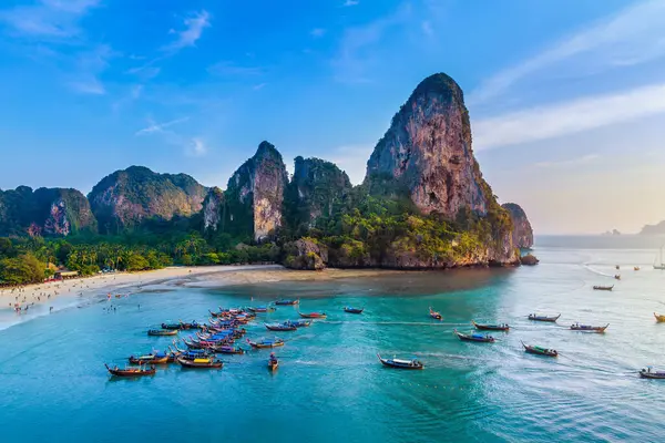 Tayland, Krabi 'de uzun kuyruklu teknesi olan Railay plajı..