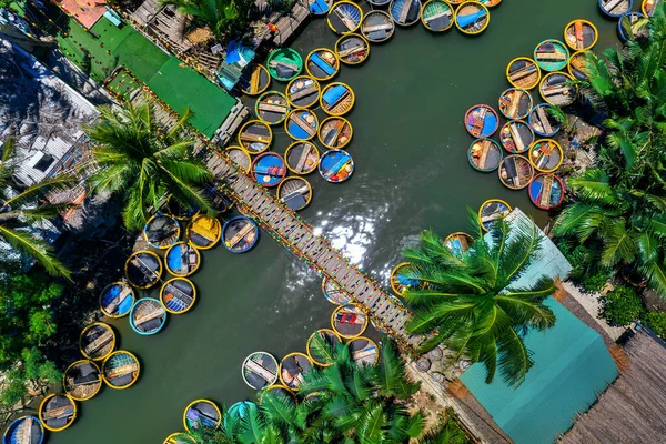 ベトナム ホイアンでココナッツ村エコツアーの木ボン川の竹のバスケットボート ストック画像