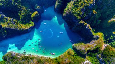 Tayland 'ın Phi phi adasındaki Pileh lagününün havadan görünüşü.