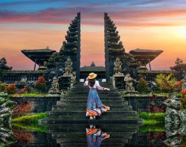 Endonezya 'nın Bali kentindeki Besakih tapınağında duran kadın turistler.