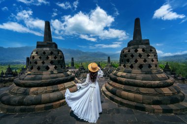 Java Endonezya 'daki antik Budist Borobudur Tapınağını ziyaret eden bir turist.