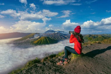 Bromo Volkanı 'nda (Gunung Bromo) fotoğraf çeken turist Bromo Tengger Semeru Ulusal Parkı, Doğu Java, Endonezya.