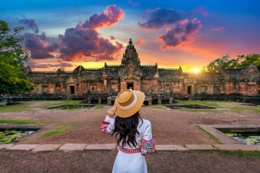 Buriram, Tayland 'da Prasat hin phanom' u ziyaret eden bir turist..