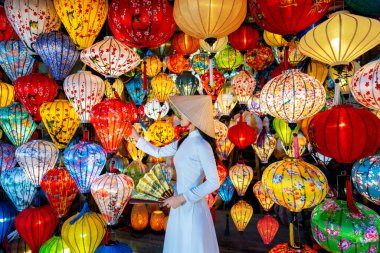 Vietnam kültürü takan Asyalı bir kadın geleneksel ve Hoi 'de bir fener Hoi Eski bir kasaba, Vietnam.