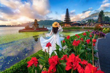 Endonezya, Bali 'deki Pura ulun danu bratan tapınağını ziyaret eden bir turist..