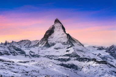 İsviçre, Zermatt 'ta Matterhorn ve İsviçre Alpleri. Günbatımında Matterhorn.