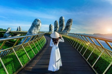 Danang Vietnam 'daki Golden Bridge' de yürüyen bir turist..