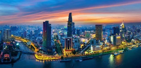 Vietnam 'da alacakaranlıkta Ho chi minh şehri ya da Saigon şehri panoramiği.