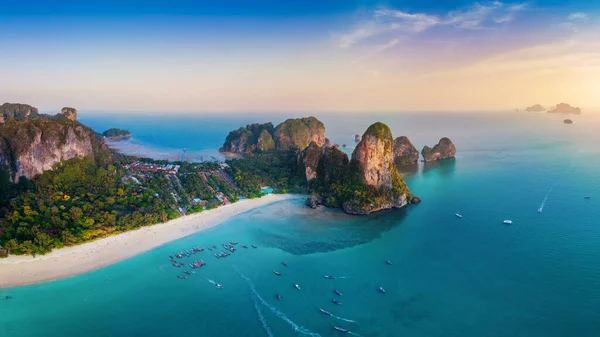 Gün batımında Railey Sahili Panoraması, Krabi, Tayland.