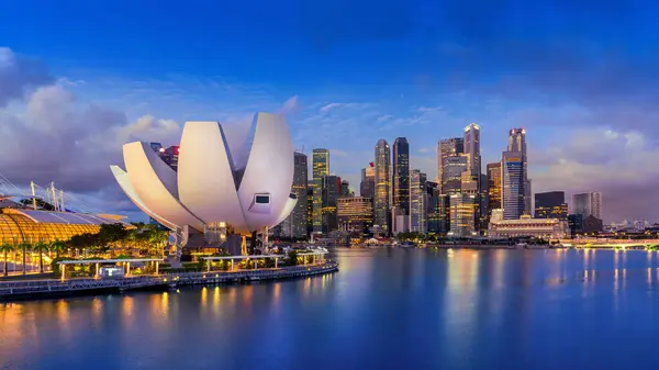 Stadtbild Von Singapur Vor Sonnenaufgang lizenzfreie Stockbilder