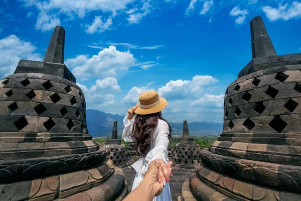 Mulheres Turistas Segurando Mão Homem Levando Templo Borobudur Java Indonésia Fotos De Bancos De Imagens