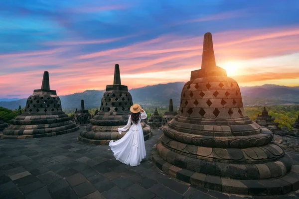 Turistbesøk Det Eldste Buddhistiske Borobudur Tempelet Ved Soloppgang Java Indonesia royaltyfrie gratis stockbilder