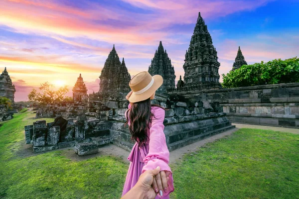 Kvinner Turister Holder Mannens Hånd Fører Ham Til Prambanan Temple stockbilde