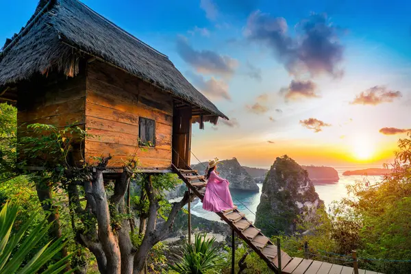 Menina Passos Casa Árvore Nascer Sol Ilha Nusa Penida Bali Fotos De Bancos De Imagens Sem Royalties