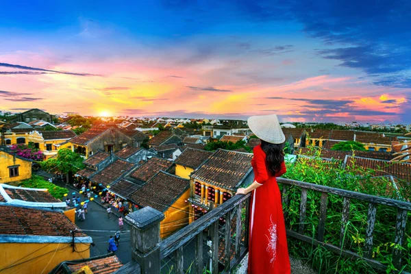 Turist Njuter Solnedgången Taket Hoi Gammal Stad Vietnam Stockbild