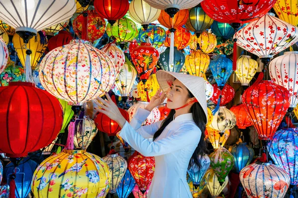 Asiatisk Kvinna Bär Vietnam Kultur Traditionell Och Hurra Lyktor Hoi Royaltyfria Stockbilder