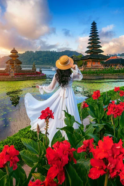 Visita Turística Templo Pura Ulun Danu Bratan Bali Indonésia Imagens De Bancos De Imagens