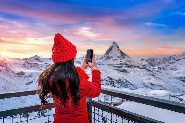 Turysta Robi Zdjęcia Matterhorn Szwajcarskich Alpach Zermatt Szwajcaria Obraz Stockowy