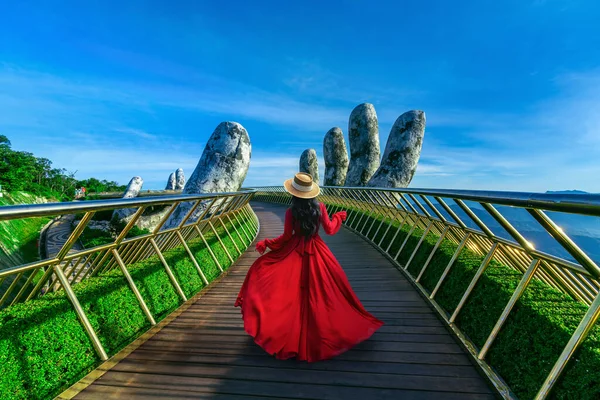 Turistvandring Golden Bridge Danang Vietnam stockbilde