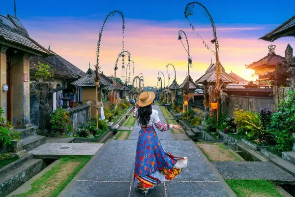 Touristenwanderung Dorf Penglipuran Ist Ein Traditionelles Ältestes Bali Dorf Auf Stockbild