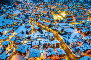 İsviçre 'nin kışında geceleyin Zermatt köyünün hava manzarası.