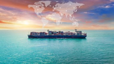 Okyanustaki büyük bir kargo gemisinin havadan görüntüsü..