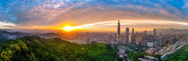 Tayvan 'da gün batımında Taipei şehri manzarası.
