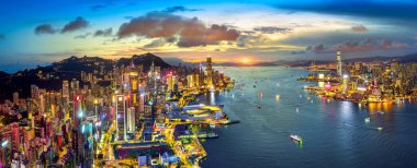Hong Kong 'da alacakaranlıkta trafik manzarası.