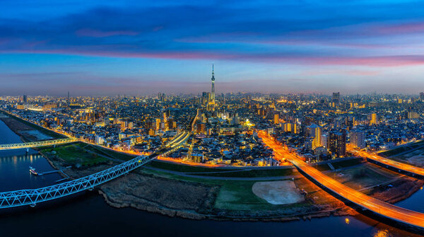 Панорама городского пейзажа и движения в Токио, Япония.