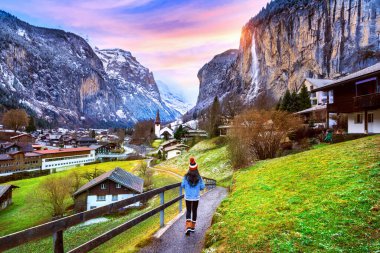İsviçre 'nin Bernese Oberland kentindeki Lauterbrunnen köyünü ziyaret eden turist.