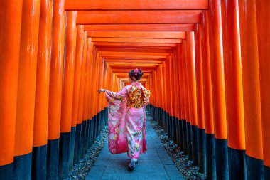 Japonya 'nın Kyoto kentindeki Fushimi Inari Tapınağı' nda geleneksel Japon kimonosu giymiş Asyalı kadınlar..
