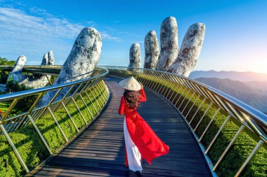 Bana tepelerindeki Golden Bridge 'de yürüyen bir turist, Da nang, Vietnam.