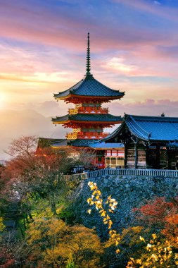 Kyoto, Japonya 'da gün batımında Kiyomizu tapınağı.