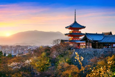 Kyoto, Japonya 'da gün batımında Kiyomizu tapınağı.