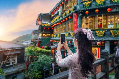Jiufen Old Street, Tayvan 'da fotoğraf çeken bir turist..