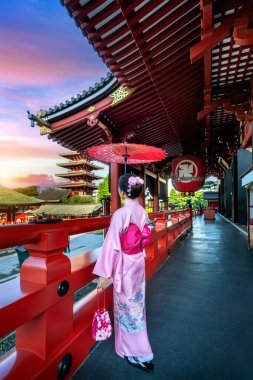 Tokyo, Japonya 'daki Tapınak' ta geleneksel Japon kimonosu giyen Asyalı kadın..