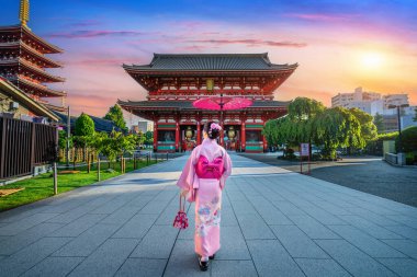 Tokyo, Japonya 'daki Tapınak' ta geleneksel Japon kimonosu giyen Asyalı kadın..