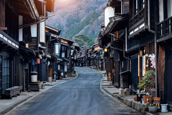 Nakasendo patikasındaki Narai Juku köyü, Nagano Bölgesi, Japonya.