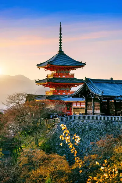 Kyoto, Japonya 'da gün batımında Kiyomizu tapınağı.