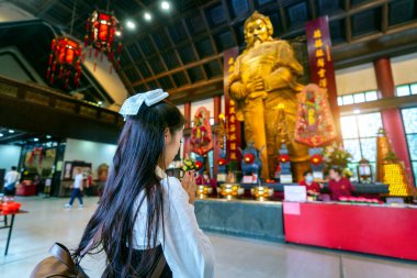 Turistler şans dilemek için Hong Kong 'daki Che Kung Tapınağına gelirler..