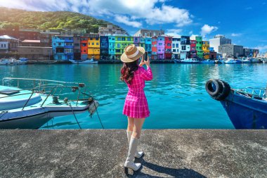 Keelung, Tayvan 'daki Renkli Zhengbin Balıkçılık Limanı' nda fotoğraf çeken bir turist.